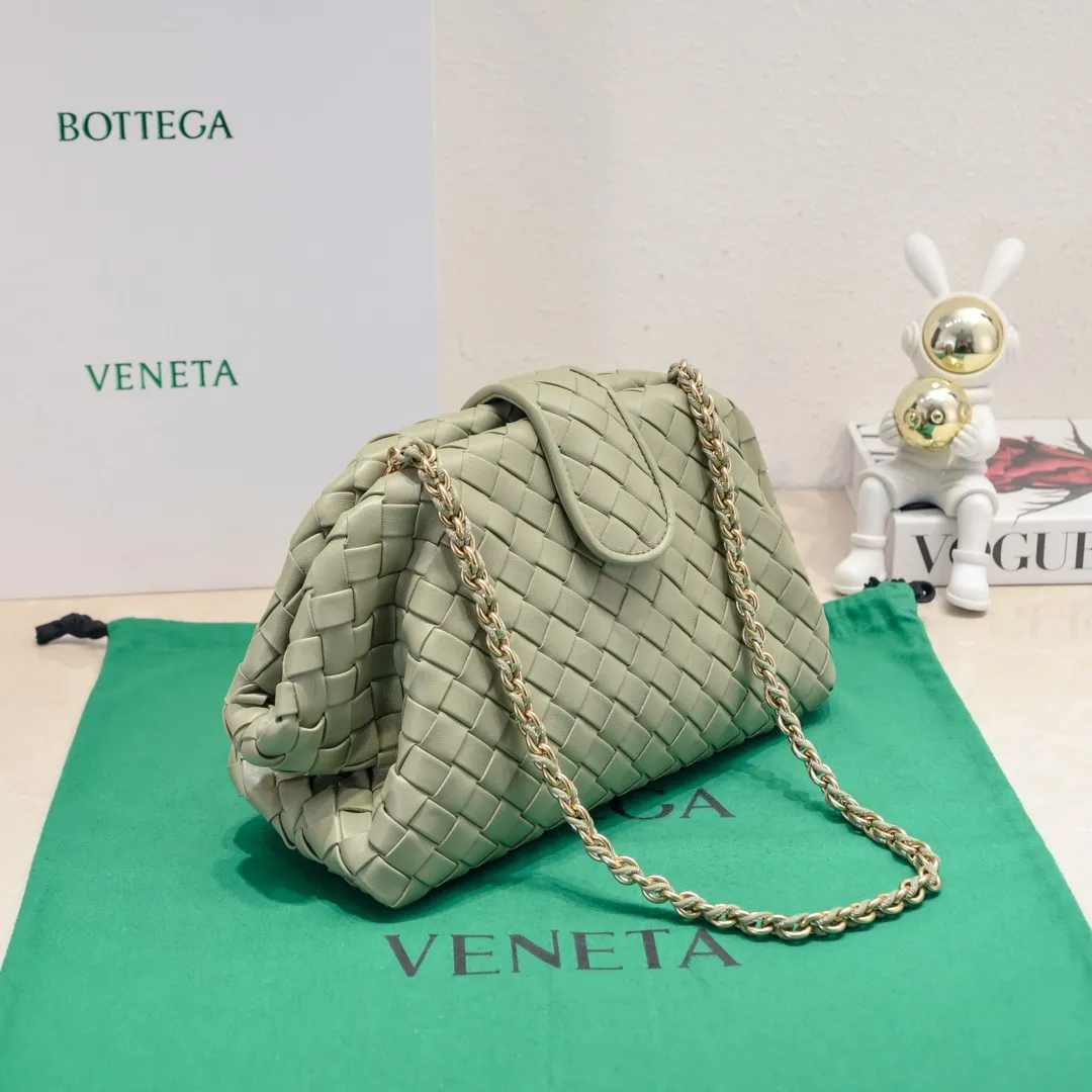 Batch 2260 Bitters Venetia 2024 summer series brings Lauren 1980 handbags back to the public eye. The design of the bag is inspired by ancient Roman architecture. It uses the brand's iconic Intrecciato lambskin woven bag body with a hard frame. No logo can be seen on the whole bag. It is equipped with a leather woven metal chain. When using it as a clutch, just put the chain directly in the bag ~ showing an elegant and timeless style. Decades later, when Lauren Hutton once again walked on the Bottega Venetia spring and summer show with this bag, the charm of the year still remains intact despite the passage of time. Size: 31.5*16.5*11 Style number: 5807#